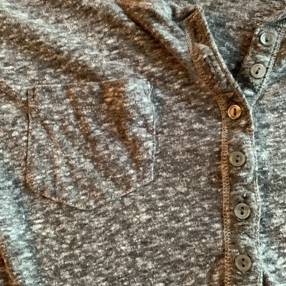 Hollister heather gray, short sleeve shirt with brooms and pockets. Size small. - Picture 4 of 6